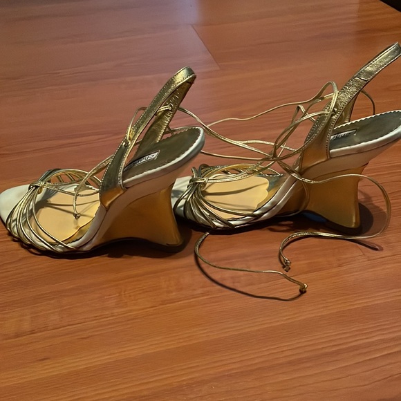 Charles David gold heel - Picture 3 of 4